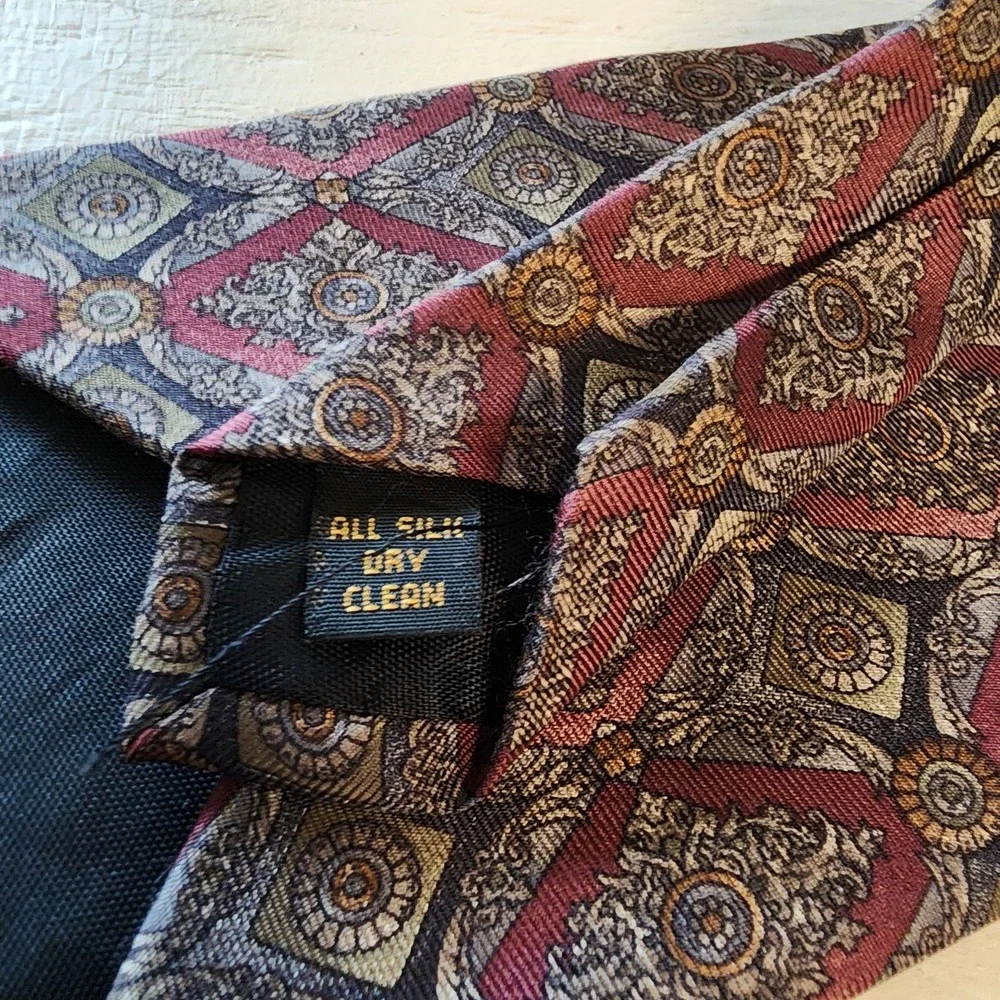 Men's Bill Blass Tie 100% Silk In Burgandy/ Blue Abstract